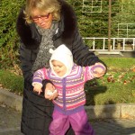 Mit Uromi am Brunnen