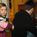 Lila massiert Mamas Rücken mit nem Nudelholz