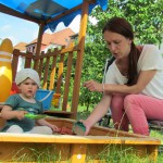 mit Tante Anna im Sand buddeln