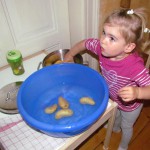 ich helf der Oma beim Kartoffeln waschen