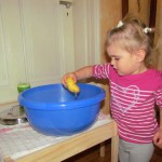 ich helf der Oma beim Kartoffeln waschen