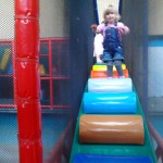 Lila kennt muss überall hoch - und runter...