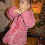 Lila im neuen Mantel von Oma Petra